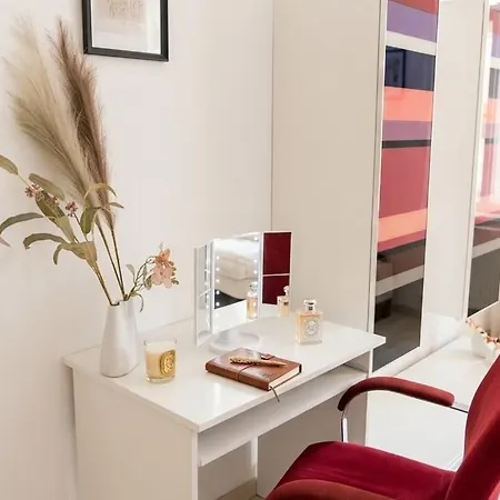 Bright Haven High Ceilings And Balcony In Apartman Kolozsvár