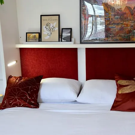 Bright Haven High Ceilings And Balcony In Apartman